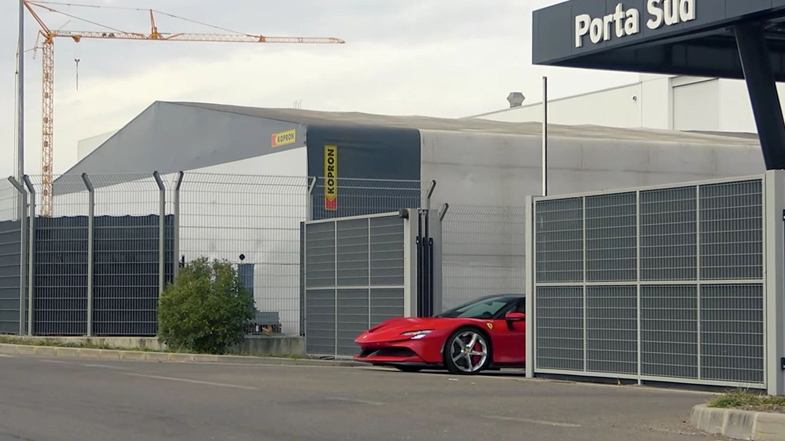 Γιατί η Lamborghini τεστάρει (ξανά) τη Ferrari SF90;